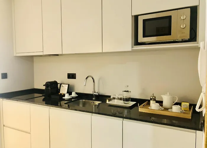 아파트 Bright And Spacious In *